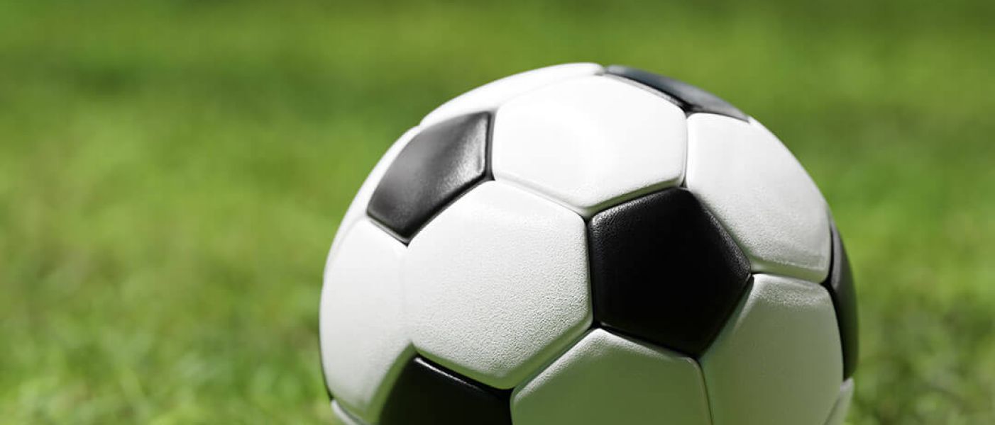 Foto pallone da calcio su campo d'erba