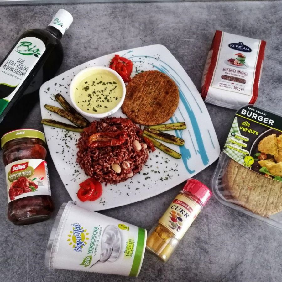 Burger vegani di verdure con pomodorini secchi