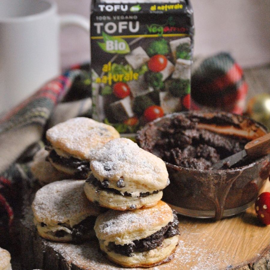 Scones vegani con mousse di tofu al cioccolato e arancia