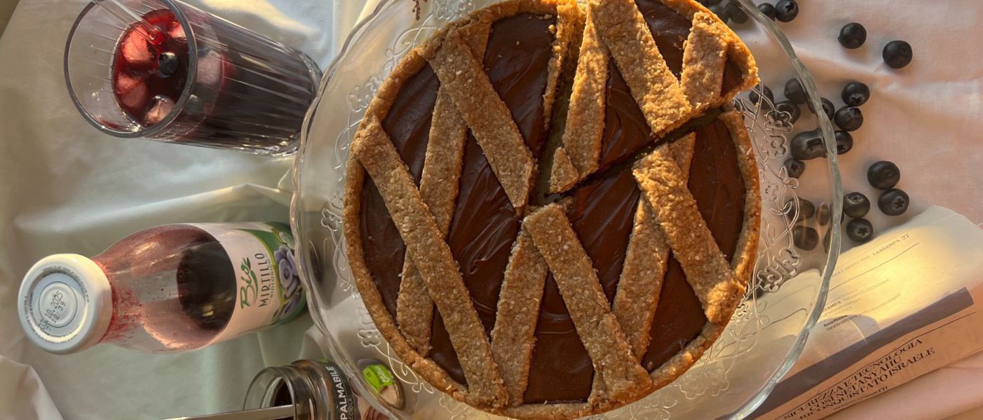 Crostata vegana al cacao con mirtilli e bevanda ai frutti rossi
