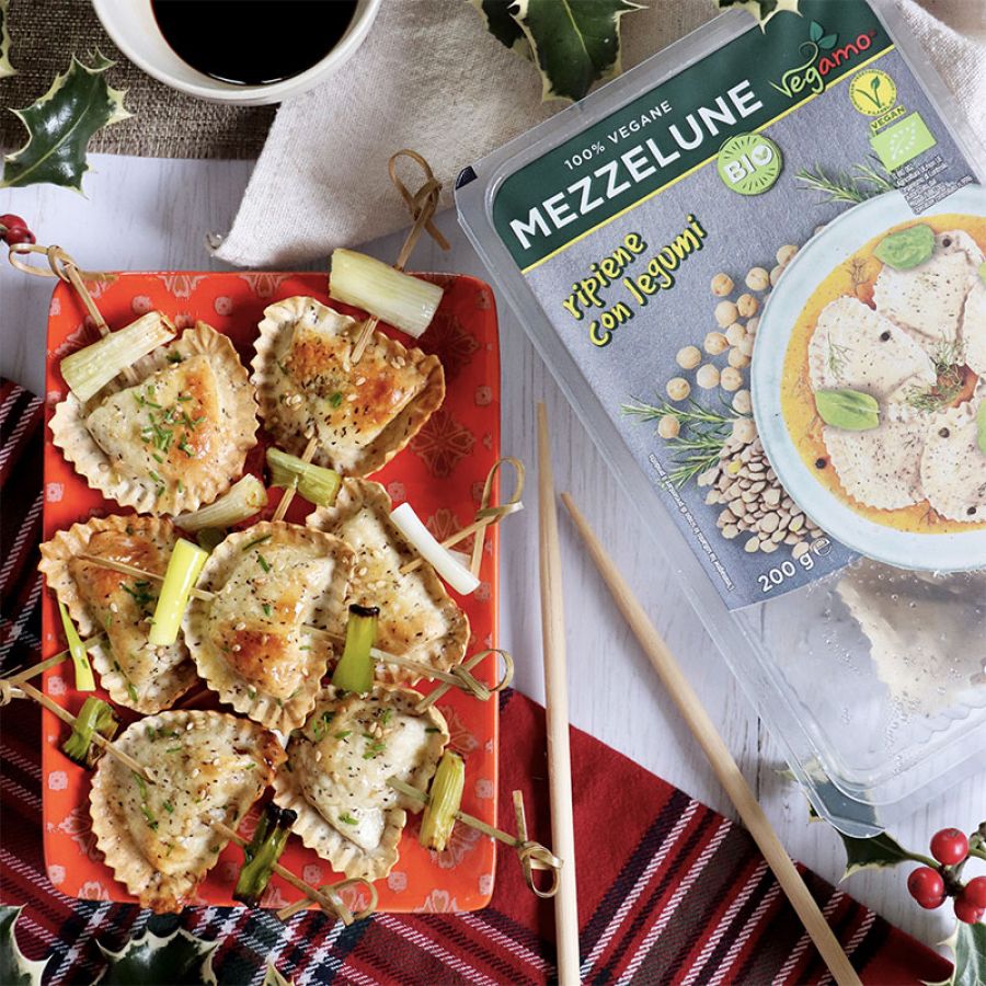 Spiedini di mezzelune al sesamo e cipollotto alla piastra