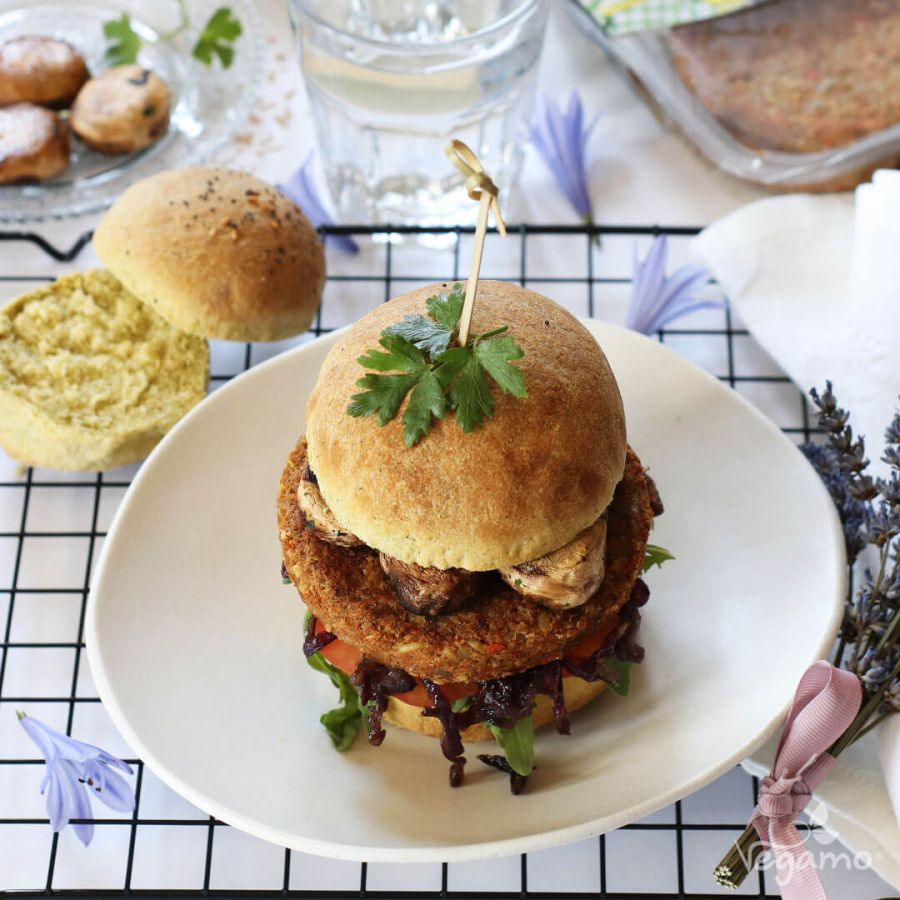 Burger alle verdure con bun agli spinaci in stile Portobello