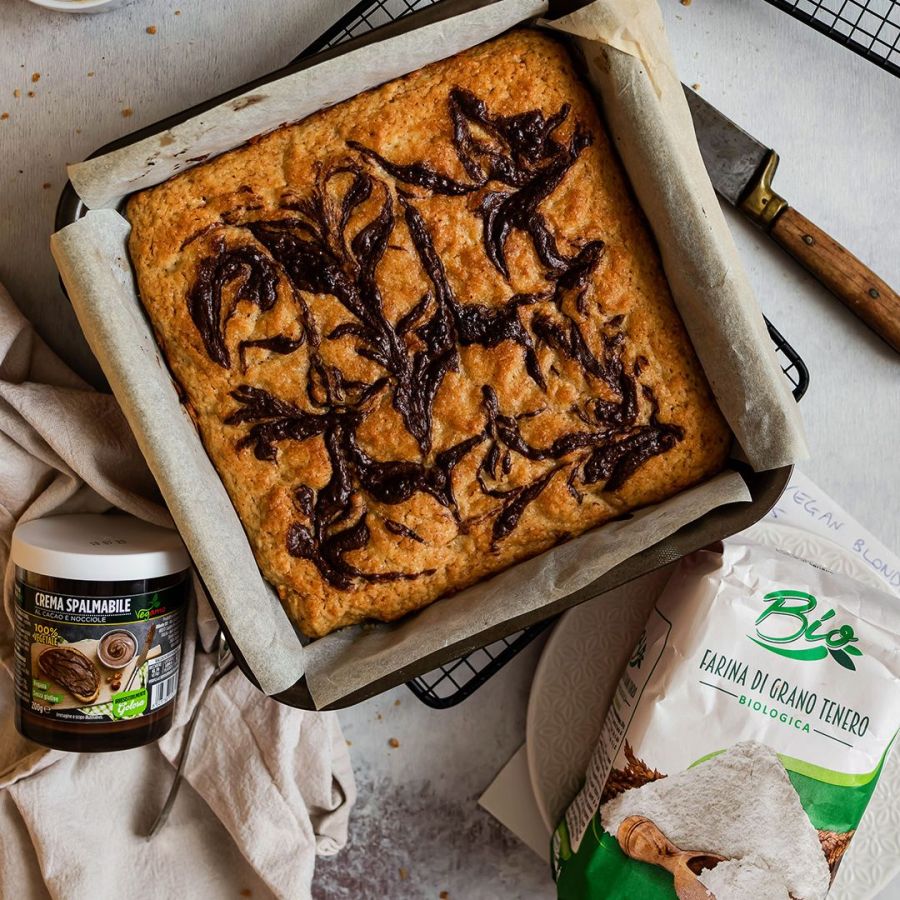 Vegan blondies con swirls al cioccolato