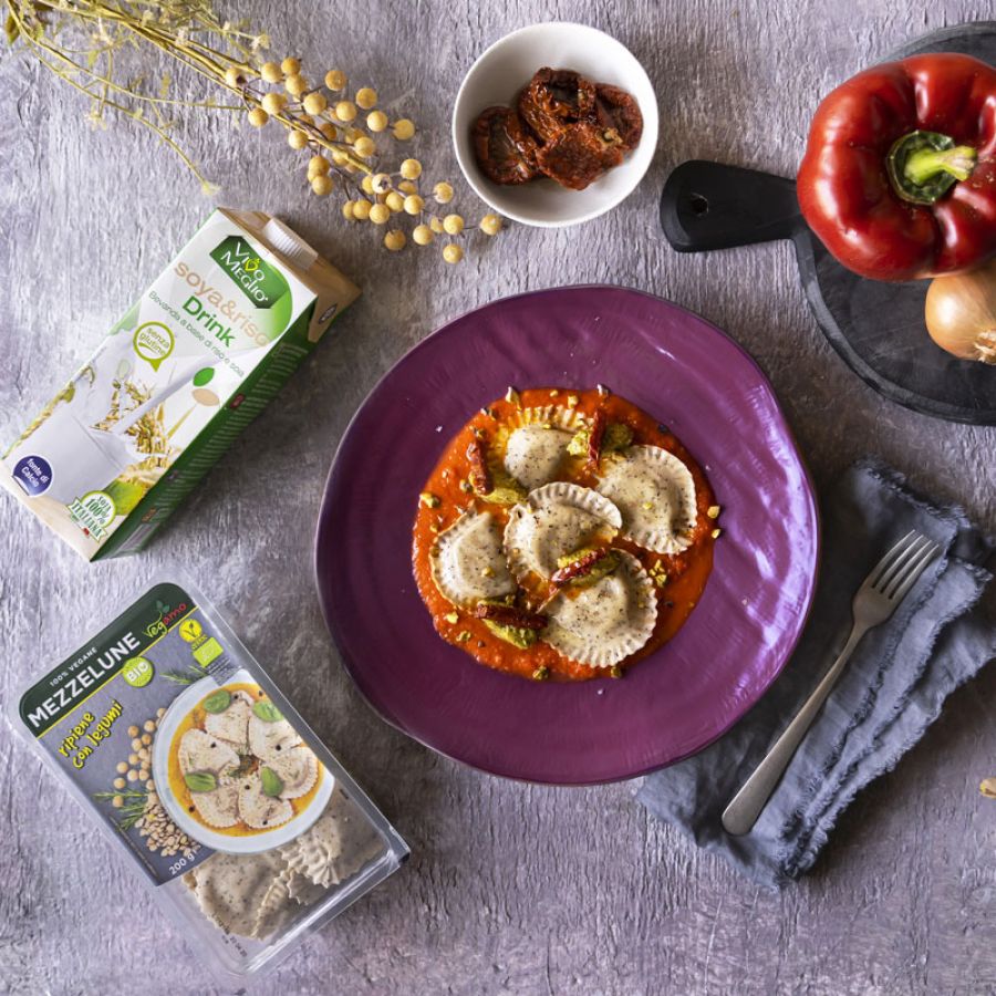 Mezzelune di pasta fresca con salsa di peperoni rossi, pomodori secchi e pesto di pistacchi