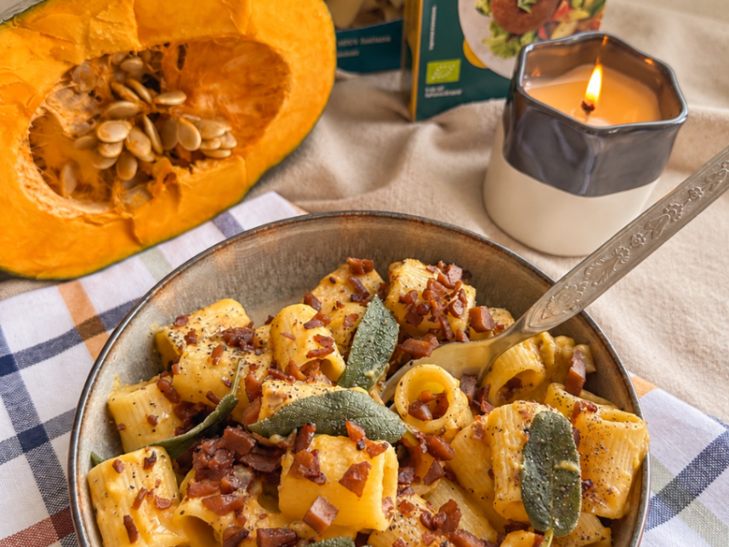 Mezze maniche autunnale con carbonara di zucca, "salsiccia" seitan e salvia