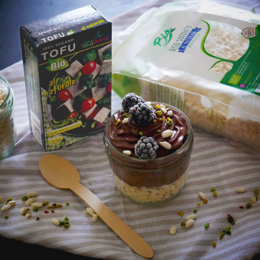 Mousse di cioccolato di tofu con riso soffiato, pistacchi e more