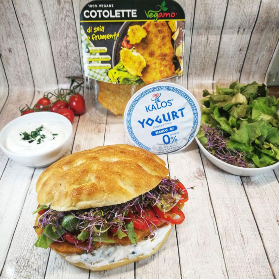 Panino con cotoletta vegana e insalata alla crema di yogurt