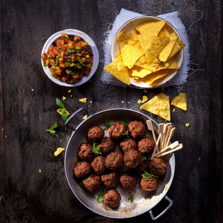 Polpette con salsa alla barbabietola