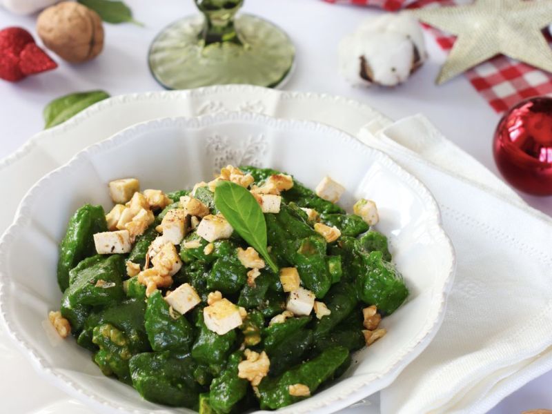Pasta agli spinaci fatta in casa vegana con sugo al tofu e noci