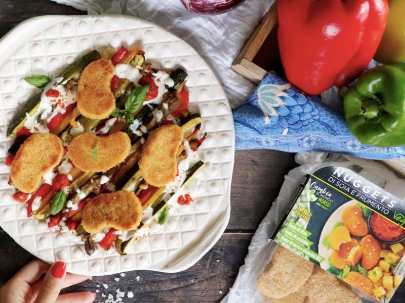 Roasted di verdure con salsa allo yogurt, ajvar & nuggets vegamo