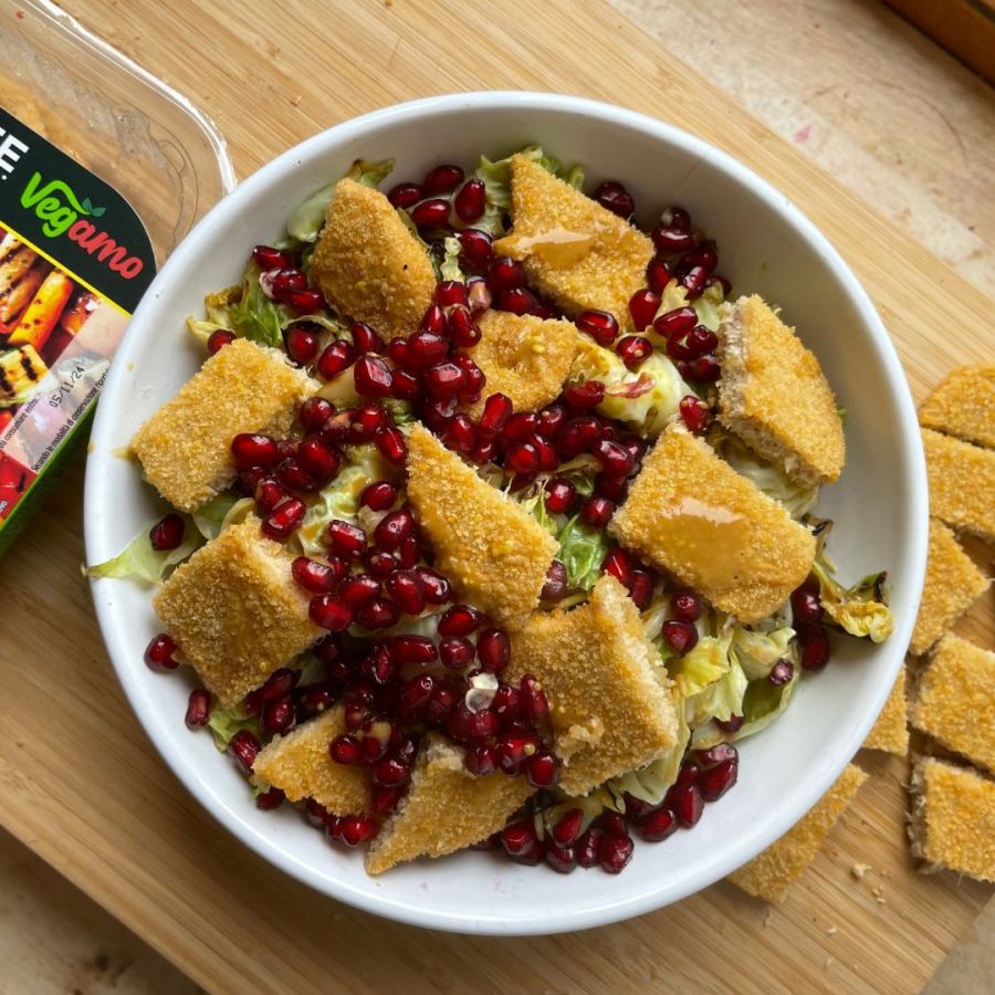 Insalata autunnale con cotolette, verza e melograno