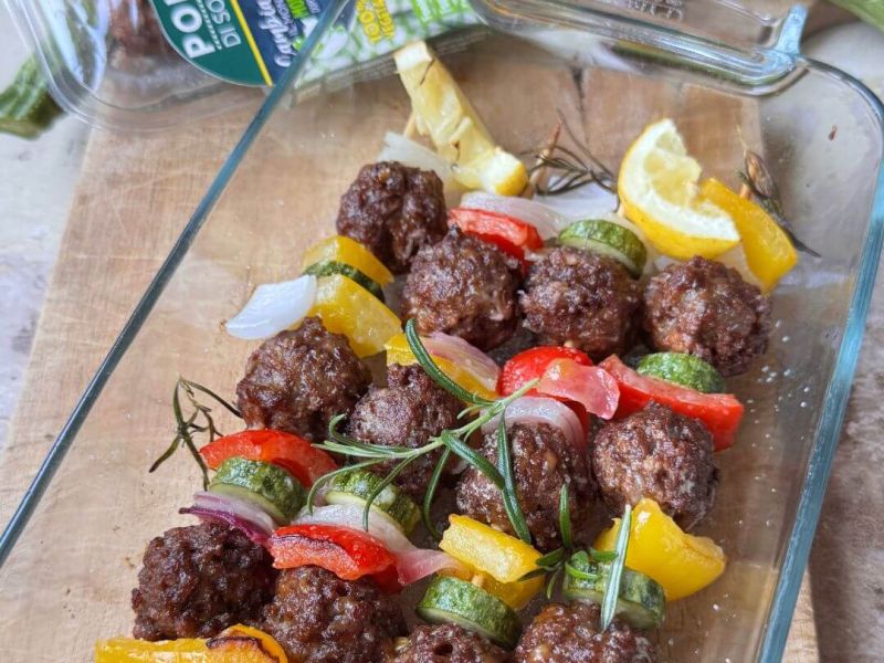 Spiedini vegetariani con polpette e verdure