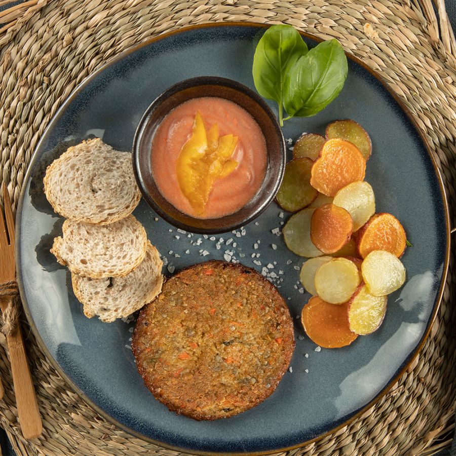 Burger di verdure con tris di patate e salsa di peperoni