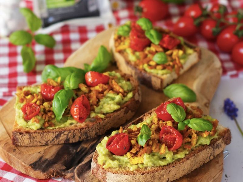 Crostini vegani al tofu, guacamole e pomodorini confit