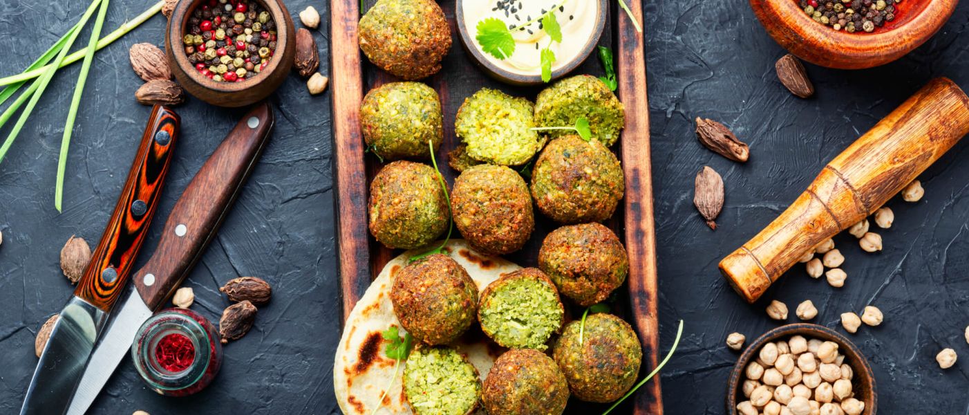 Foto piatto contenente prodotti vegani con contorno di pepe e ceci