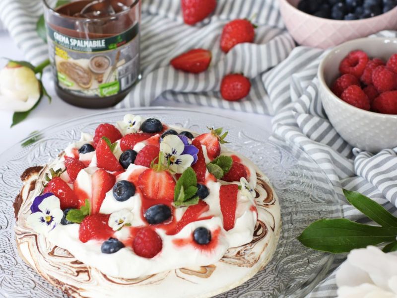 Pavlova vegana al cioccolato con fragole e frutti di bosco