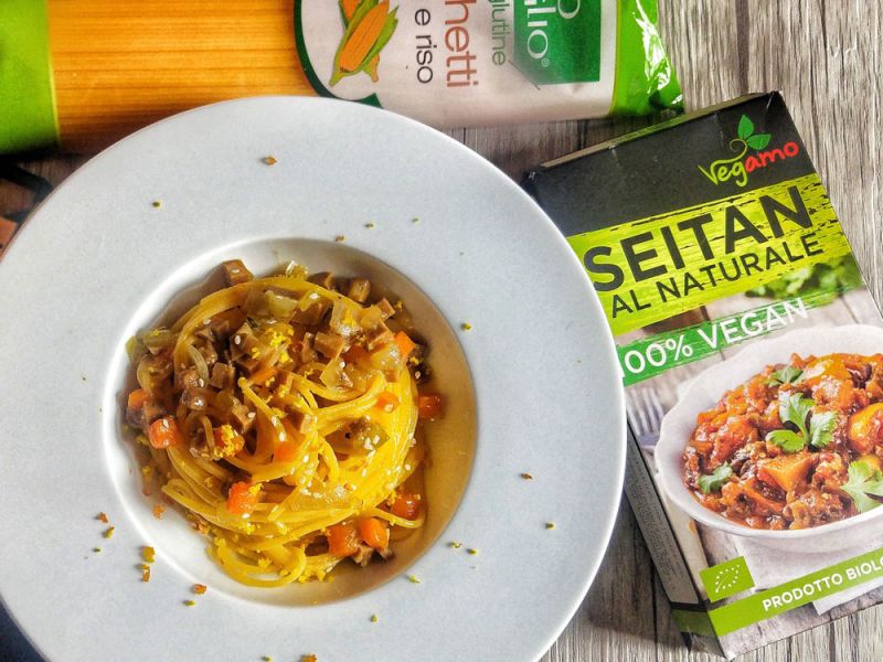 Spaghetti di mais e riso con ragù di seitan bianco
