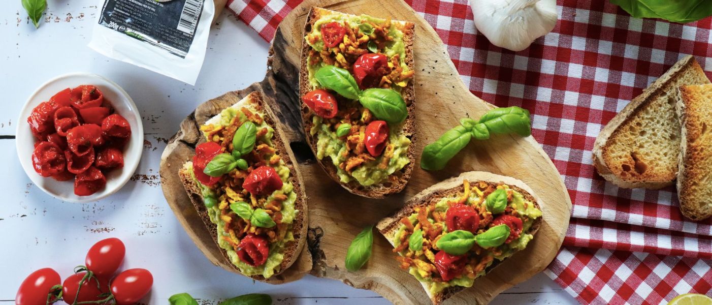 Foto crostini su tagliere di legno