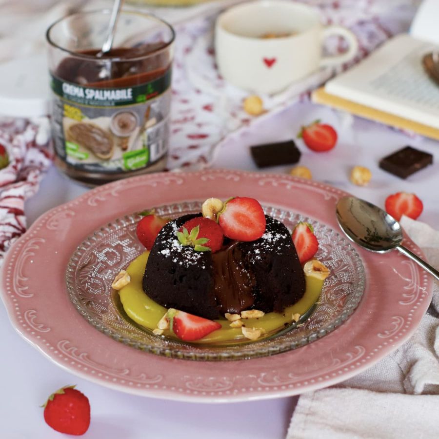 Tortino al cioccolato e nocciole vegan, con crema allo zafferano