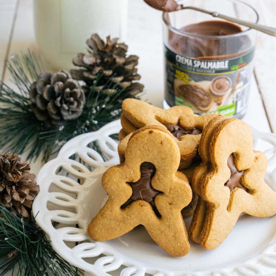 Biscotti di pan di zenzero vegani con crema di nocciole