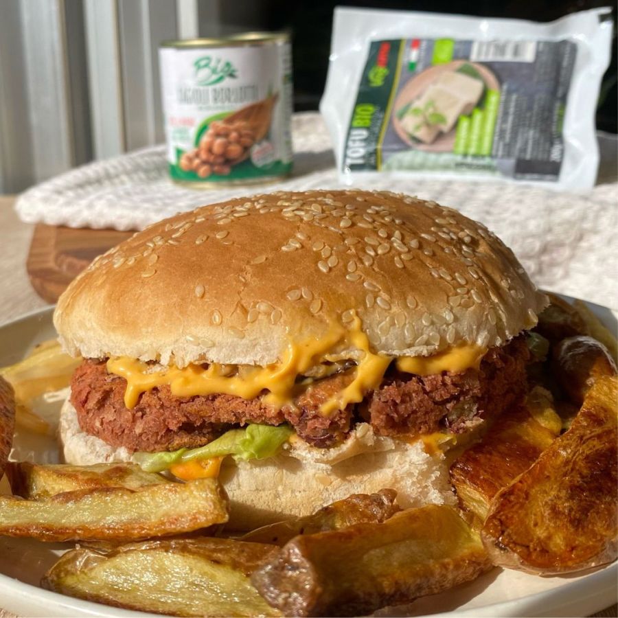 Burger di fagioli con veg bacon croccante