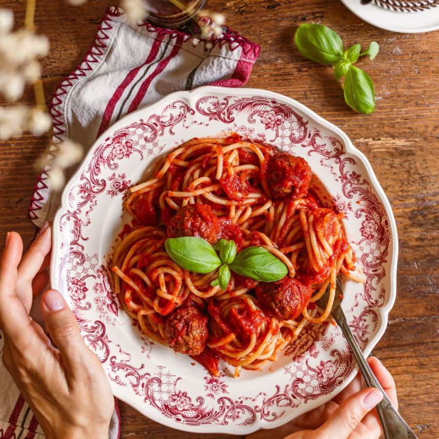Spaghetti con passata di pomodoro e polpette vegane e sfiziose Vegamo