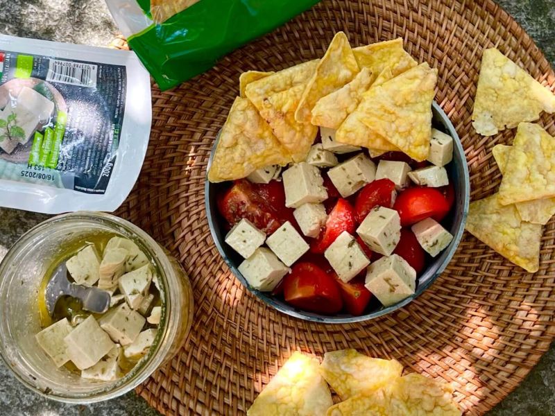 Feta vegetale fatta con tofu Vegamo, marinata con aceto di mele, succo di limone, erbe aromatiche e olio extravergine d’oliva, perfetta per insalate, antipasti e piatti vegani