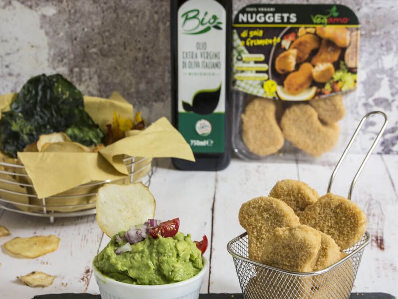 Nuggets di soia e frumento vegamo con guacamole e chips di verdure