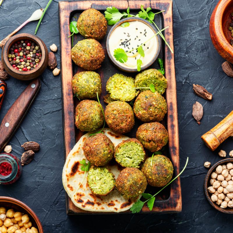Foto piatto contenente prodotti vegani con contorno di pepe e ceci