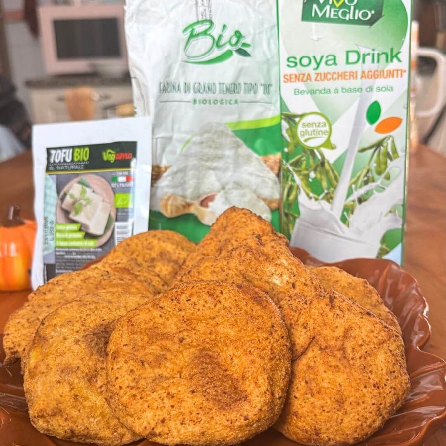 Frittelle dorate di zucca e tofu Vegamo appena fritte, pronte da servire su un piatto con un tocco rustico