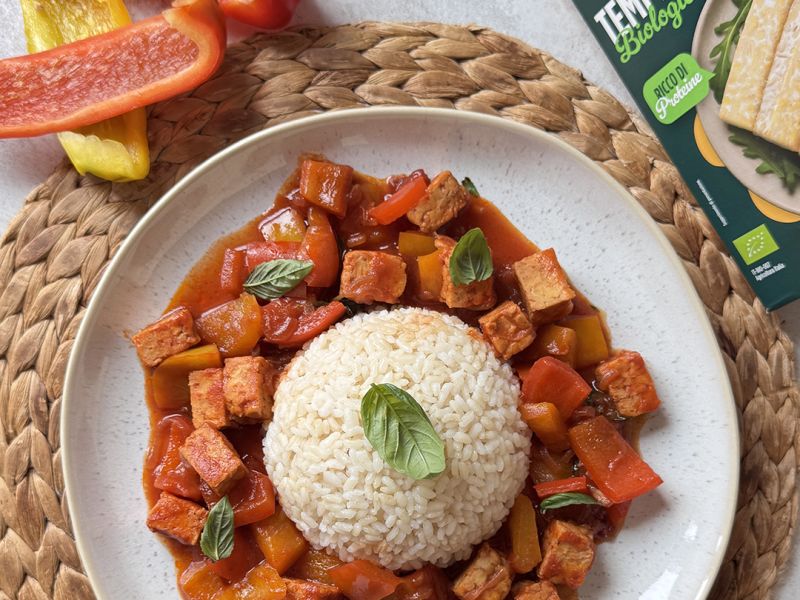 Tempeh con riso integrale e peperoni