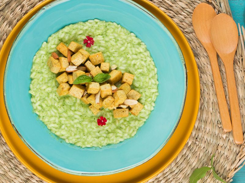 Risotto con pesto di rucola e tofu al curry