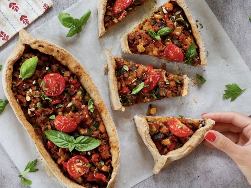 Vegan kiymali pide, la pizza turca con fresh burger vegamo e verdure
