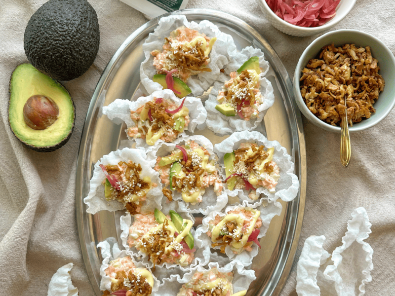 Piatto di crispy rice paper tacos con tofu Vegamo
