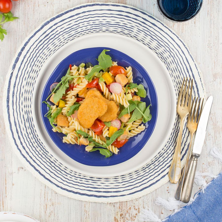 Pasta fredda con croccante di Nuggets e verdure di stagione