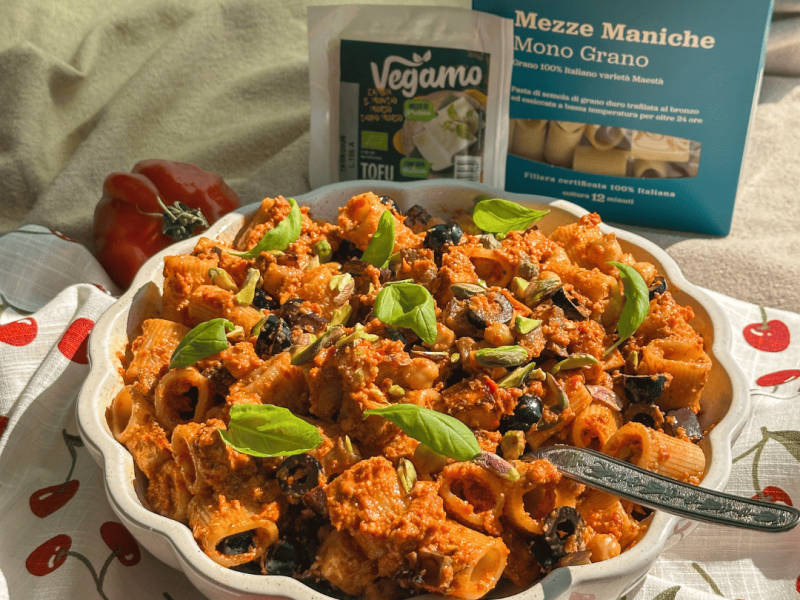 Mezze maniche al pesto di pomodori secchi con tofu croccante