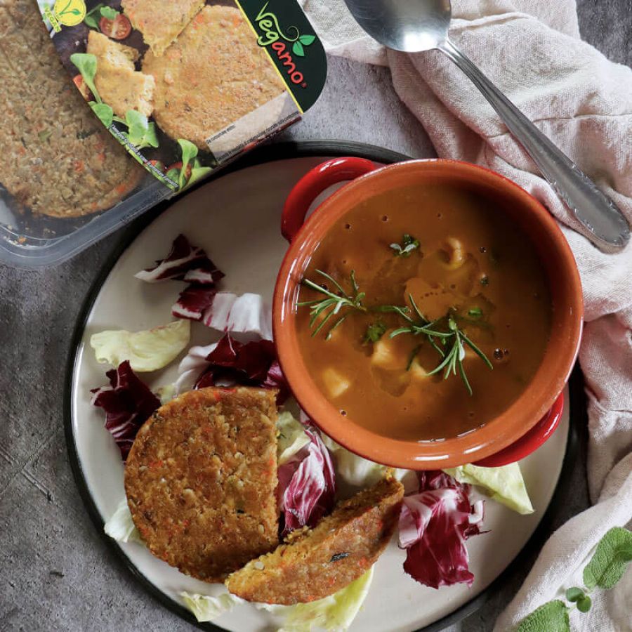 Zuppa di pasta e fagioli saporita con burger alle verdure