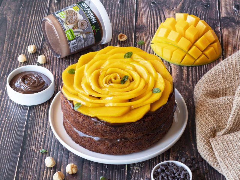 Torta vegana con crema di nocciole e mango