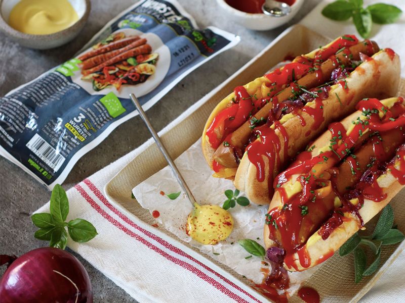 Hot dog vegetale con cipolla caramellata e peperoni