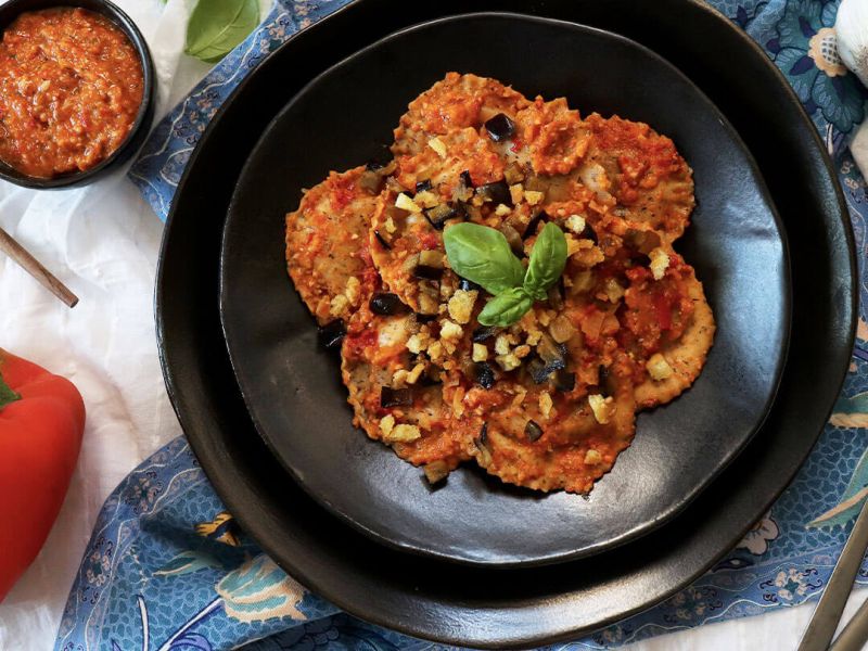 Mezzelune ripiene con legumi al pesto di peperoni con melanzane croccanti