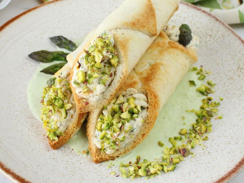 Cannoli di pancarrè con crema di tofu e salsa agli asparagi