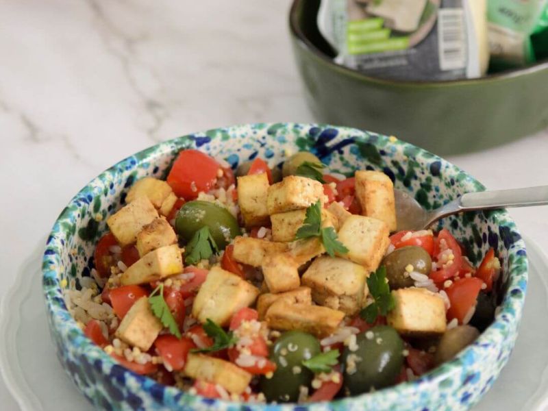 Bowl vegana con riso, miglio e quinoa