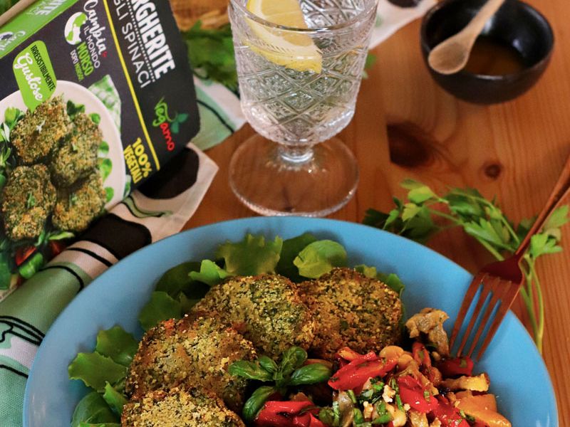 Margherite agli spinaci con veggie salad di melanzane, peperoni e ceci