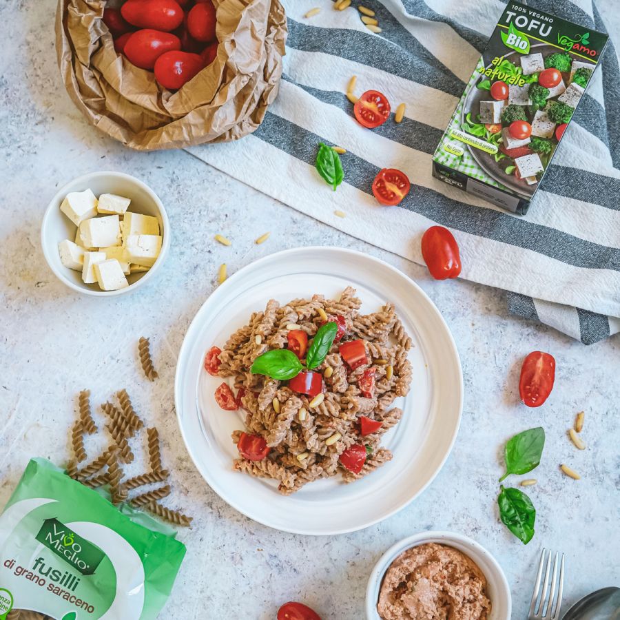Fusilli di grano saraceno al pesto rosso di tofu
