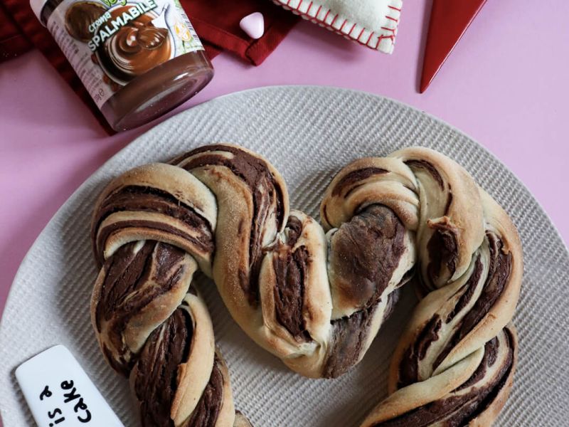 Cuore di pan brioche vegano al cioccolato e nocciole