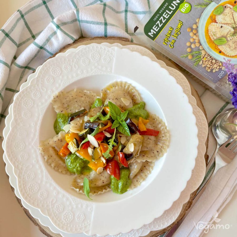 Mezzelune di legumi con di pesto rucola e mandorle e verdure arrosto