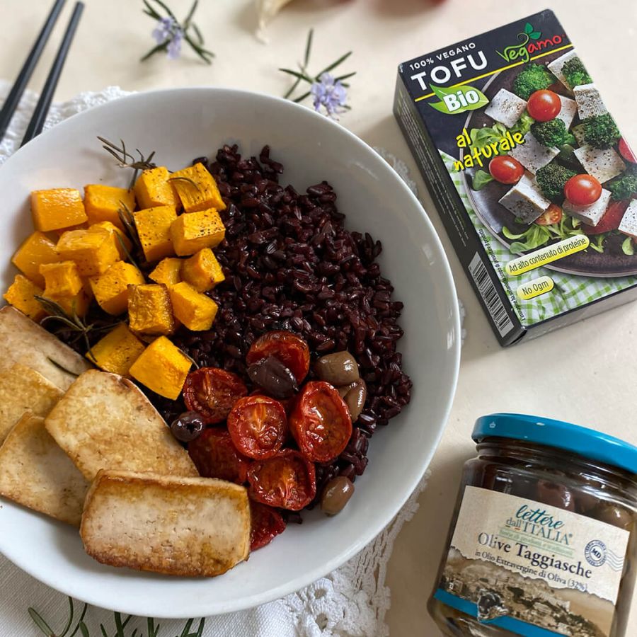Bowl con tofu, riso venere, olive, pomodorini confit e zucca