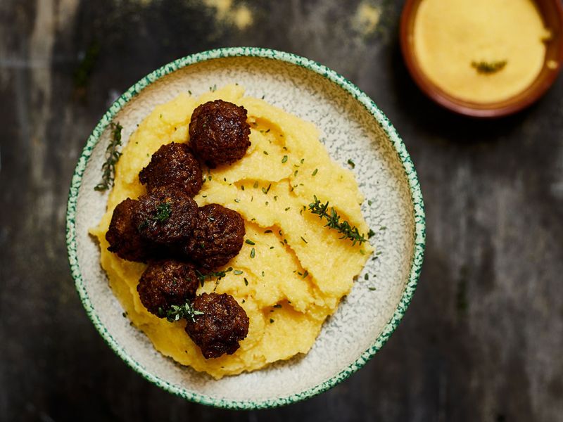 Polenta con polpette al profumo di tartufo