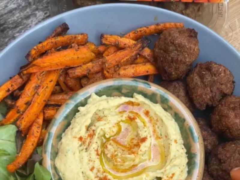 Buddha Bowl con polpette Vegamo, stick di carote speziate e aioli proteica, servita in ciotola colorata