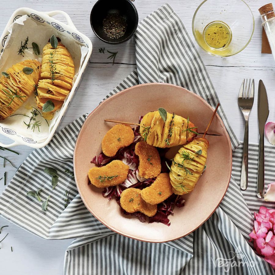 Nuggets di soia con patate hasselback agli aromi